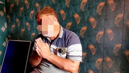 माफी मांगता शिक्षक