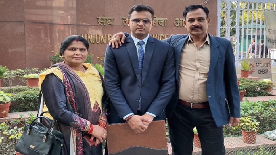 Well done Abhinav: Father became Inspector, son became IPS, cleared UPSC in fourth attempt, know the story