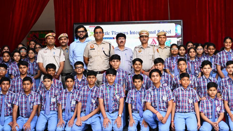 Police school organized school by Amar Ujala Foundationin Delhi