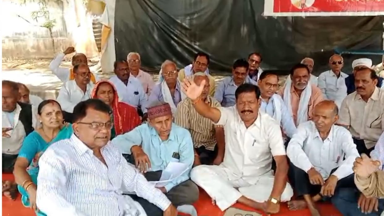 Retired employees protested and demanded old pension