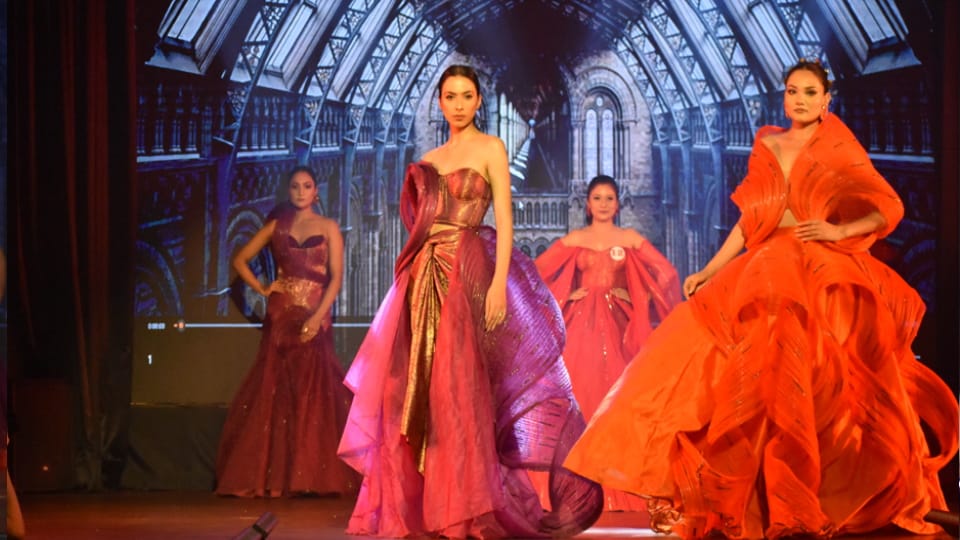 Fashion Show: Models from Mumbai, Delhi, Gurugram, Noida performs at Design Castle with their catwalks