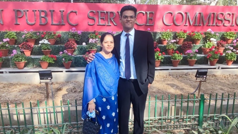 UPSC Result: Lost his father. no courage, Saksham of Rampur won first attempt, said- no destination is far