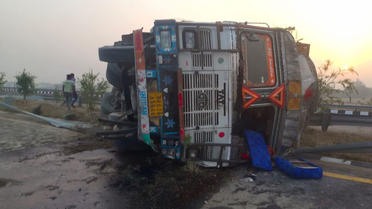 uncontrolled truck overturned after hitting divider on Purvanchal Expressway in Mau