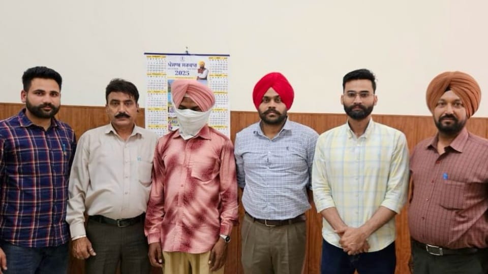 Panchayat secretary arrested taking bribe of Rs 20 thousand in Barnala