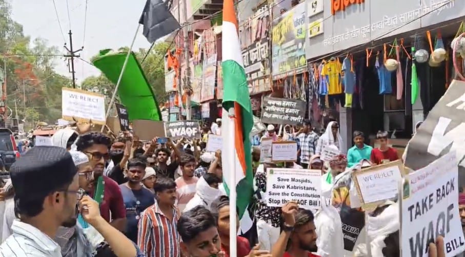 Bihar News: Anger march in Kaimur against Waqf law news in hindi