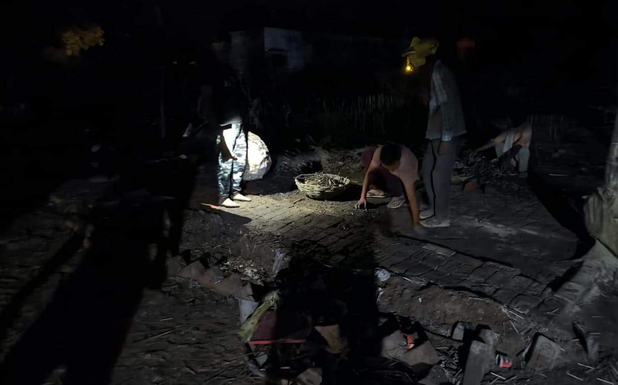 Bahraich: Explosion in illegal firecracker factory, more than half a dozen people injured; Police busy in supp
