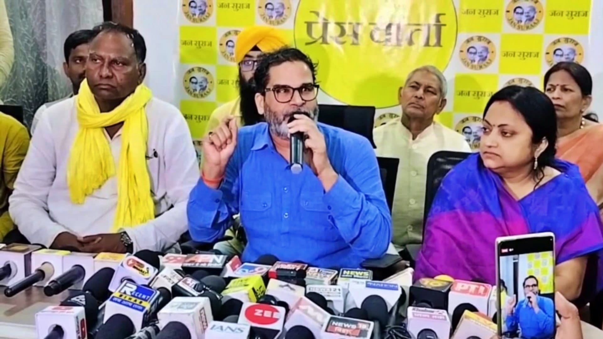भागलपुर में प्रेसवार्ता के दौरान जनसुराज पार्टी के मुखिया प्रशांत किशोर तथा अन्य