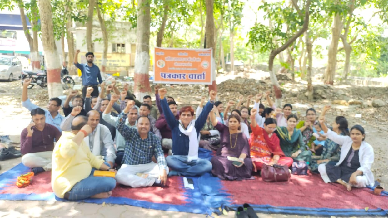 Bhopal: NHM contract health workers wrote a letter to CM with blood, strike continued for the second consecuti
