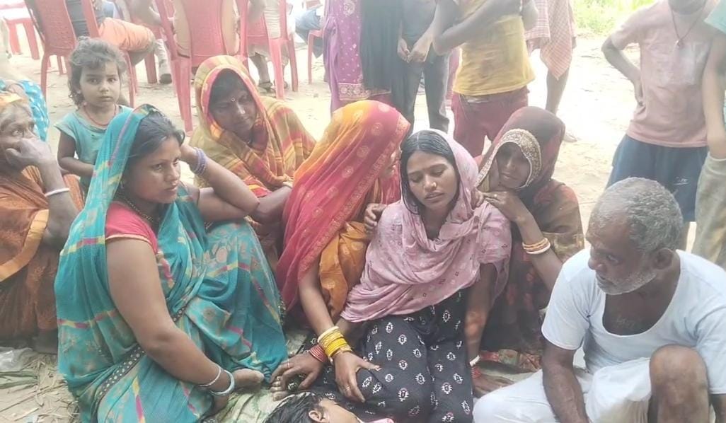 घटना के बाद रोते-बिलखते परिजन।