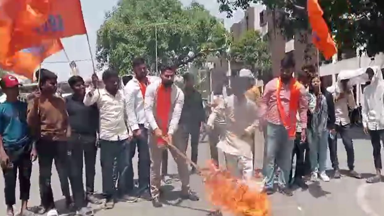 People are angry with the Pahalgam terrorist attack ABVP burns effigy of Pakistan, demands action