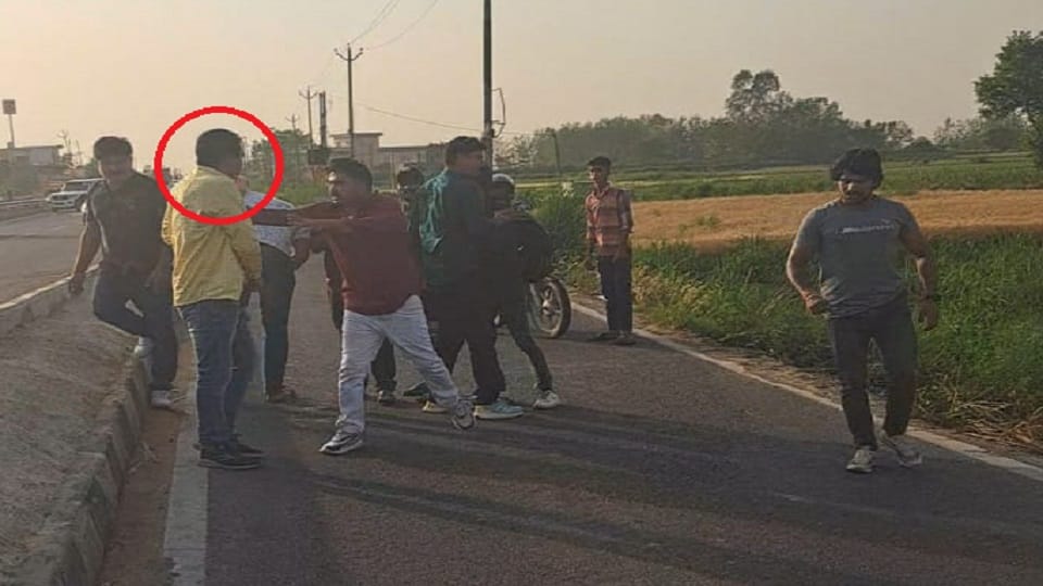 Meerut: Outpost incharge reached 'Oyo' hotel with his female friend, youths surrounded him and beat him up
