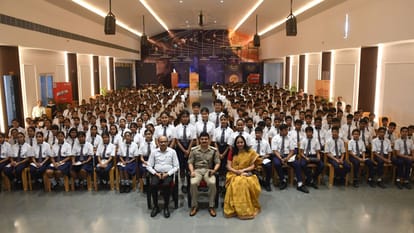 Nayi Disha Marks do not decide future keep learning continuously ADCP Vaibhav Bangar gave tips to students
