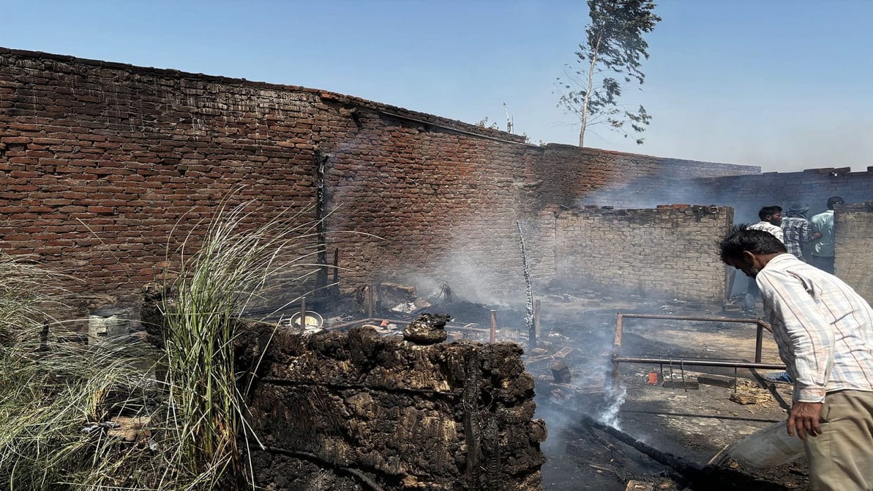Two huts caught fire Four year old girl burnt to death in Bareilly
