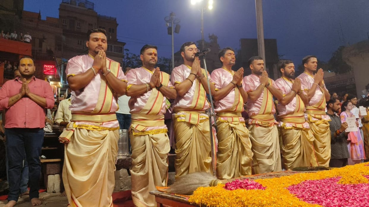 Tribute paid to those killed in pahalgam terrorist attack during Ganga Aarti in varanasi