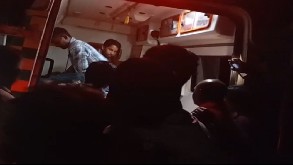 घायलों को अस्पताल ले जाते