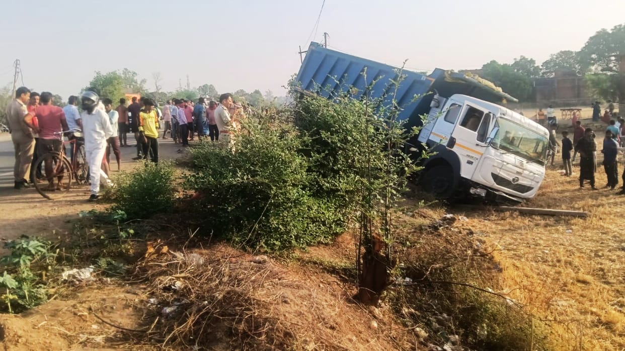 road accident in Sonbhadra dead body of young man split into two pieces scattered on road