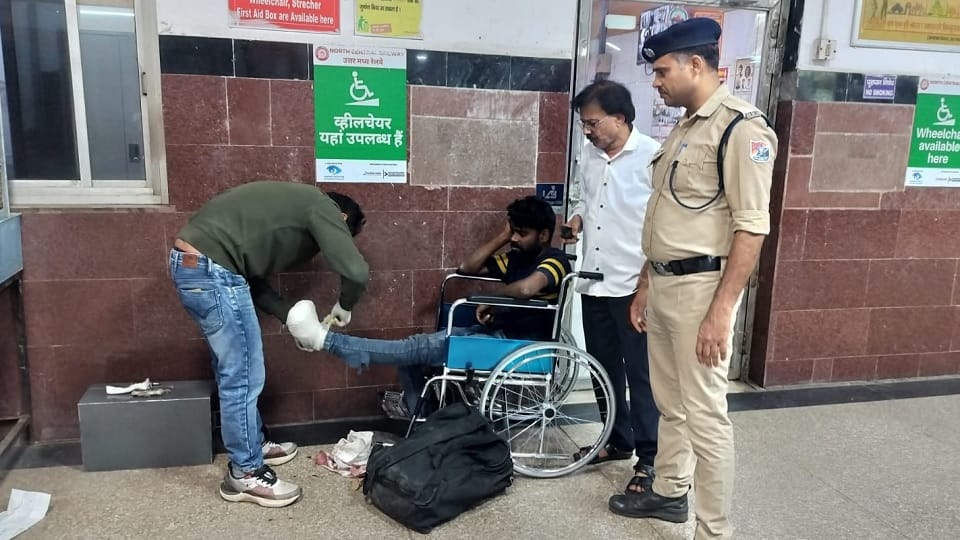 Jhansi News Hindi A young man fell from Tulsi Express