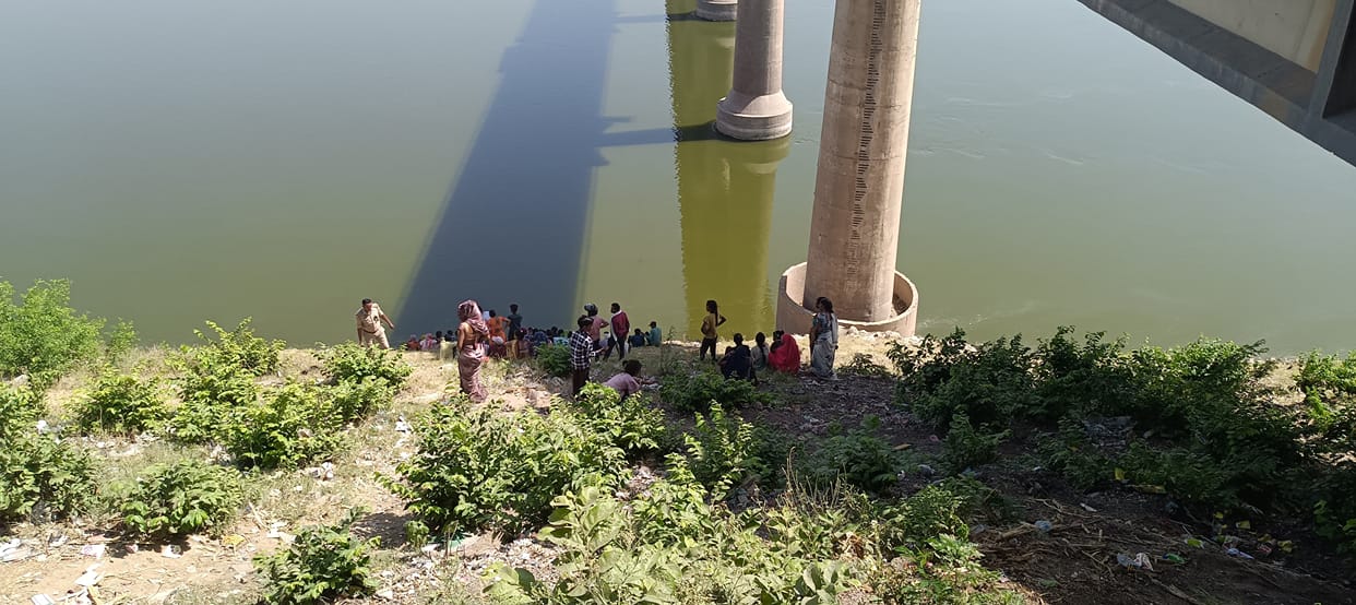Hamirpur Fishermans body found in Yamuna river divers took it out clothes slippers and dead fish were found