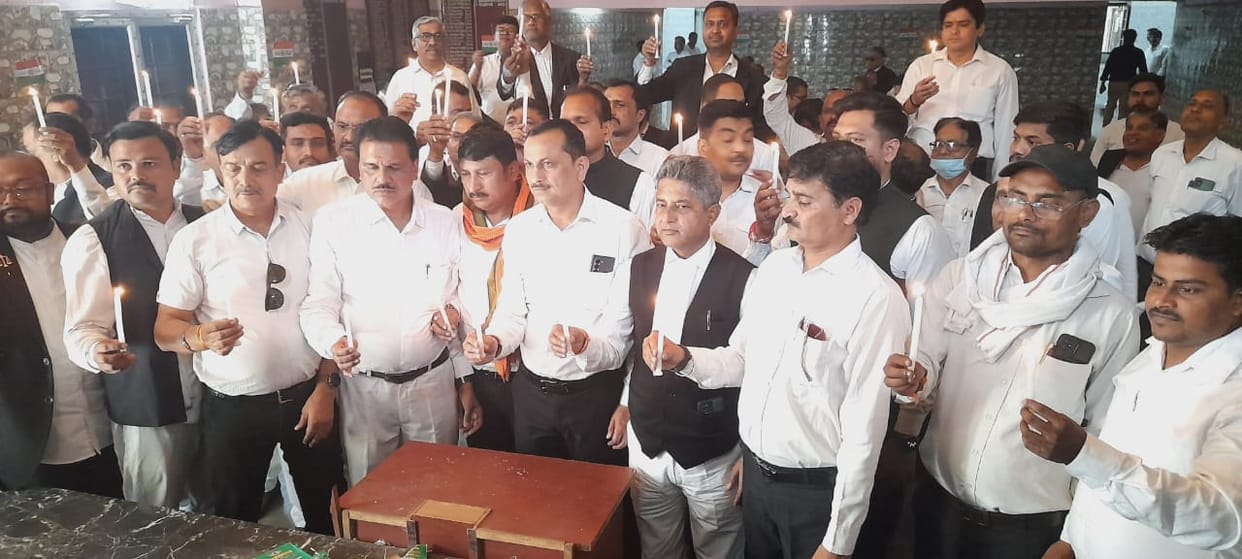 Kanpur Lawyers burnt the effigy of terrorism paid tribute to the dead also raised slogans
