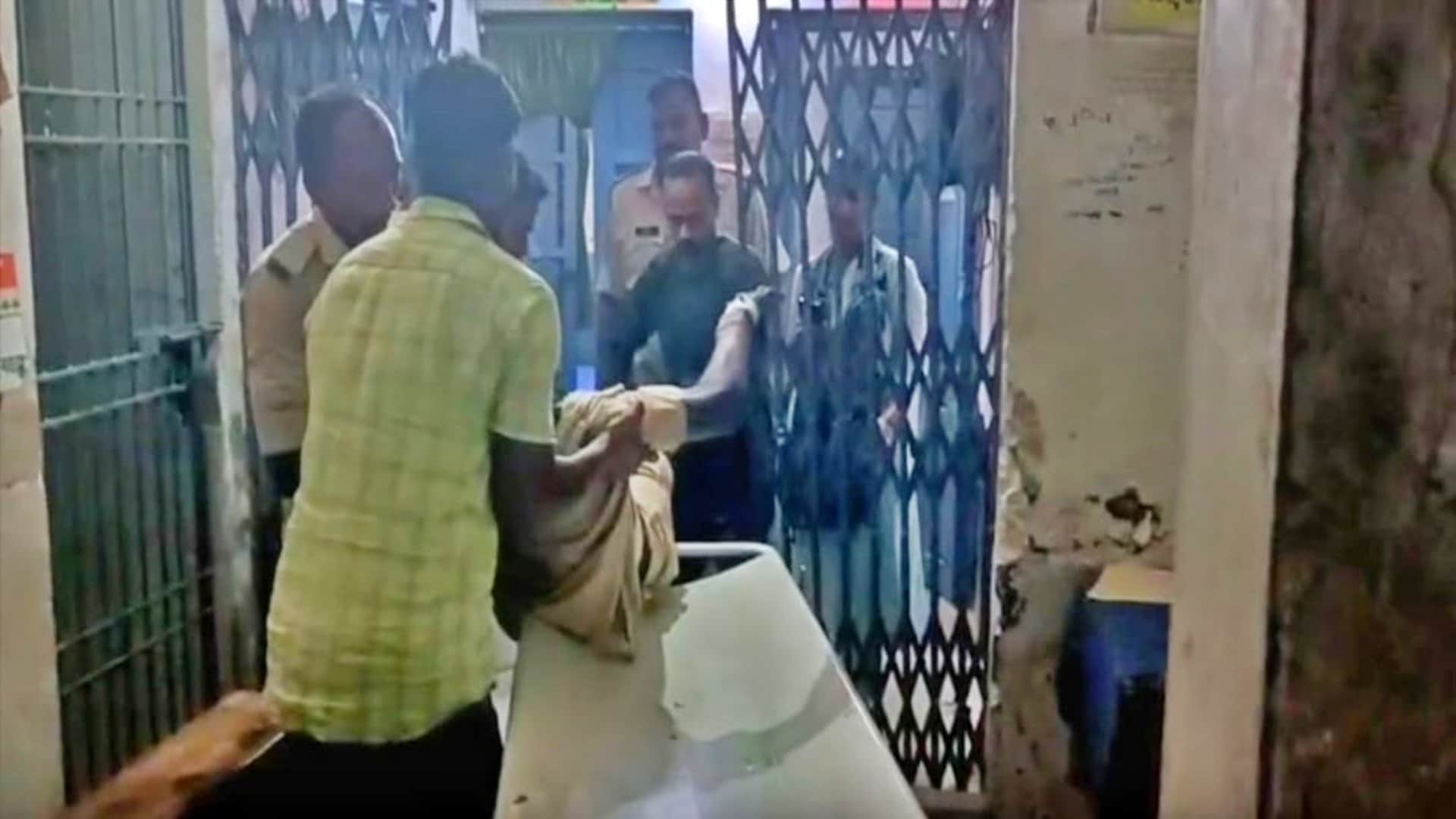 Nawada: 10 policemen injured in attack by 2 thousand villagers; one has both legs broken and one is serious