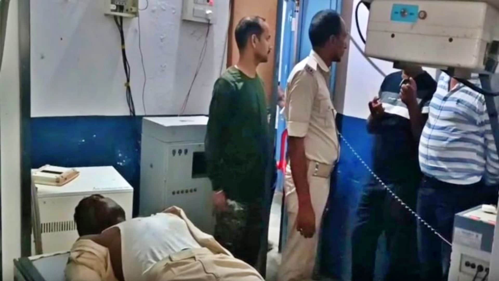 Nawada: 10 policemen injured in attack by 2 thousand villagers; one has both legs broken and one is serious