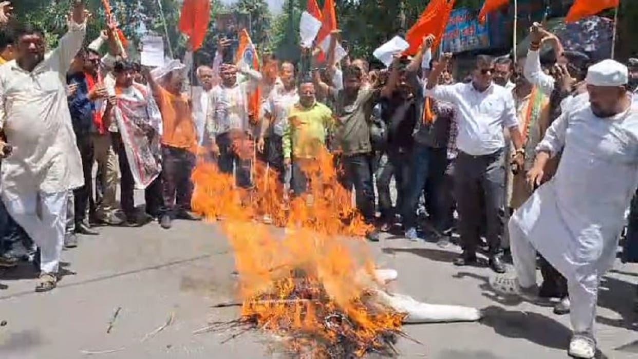 Pahalgam Attack People are angry against terrorism Pakistan effigy burnt in Bareilly