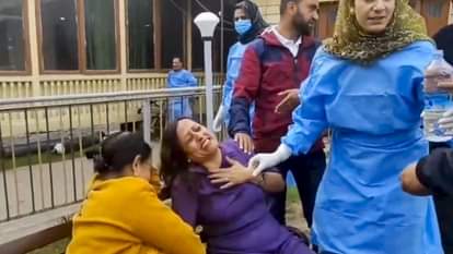 पहलगाम में आतंकी हमले के बाद बिलखते लोग