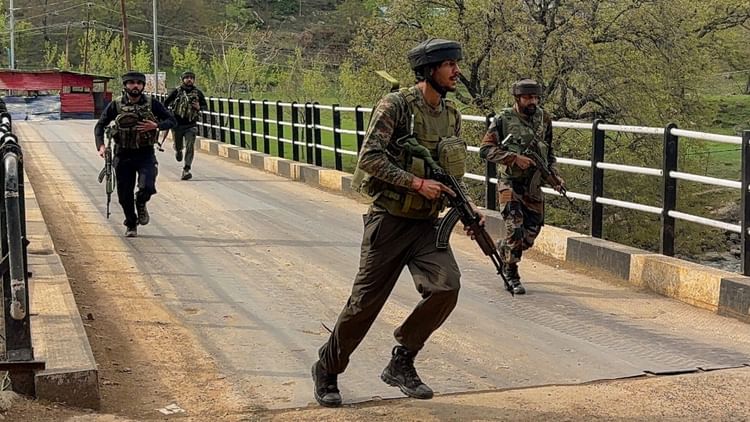 J&K Attack: पहलगाम हमले को लेकर आक्रोश... महंत रोहित शास्त्री भड़के, आतंक के खिलाफ कठोर कार्रवाई की मांग