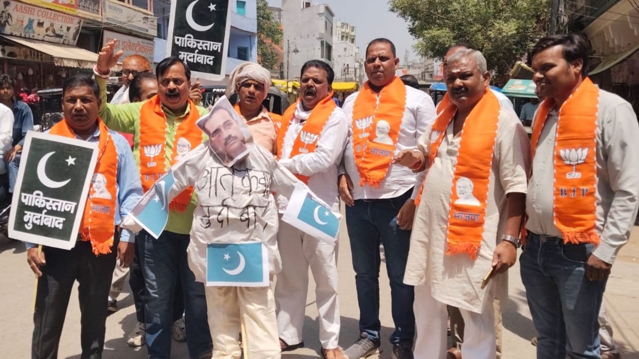 effigy of Pakistan burnt in Kashi Protest against Pahalgam attack BJP demonstrated