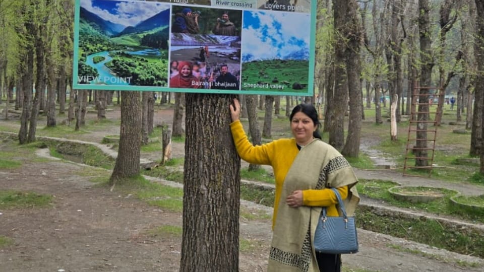 Pahalgam Terror Attack Chauhan family who returned from Kashmir to Dehradun told aap beeti