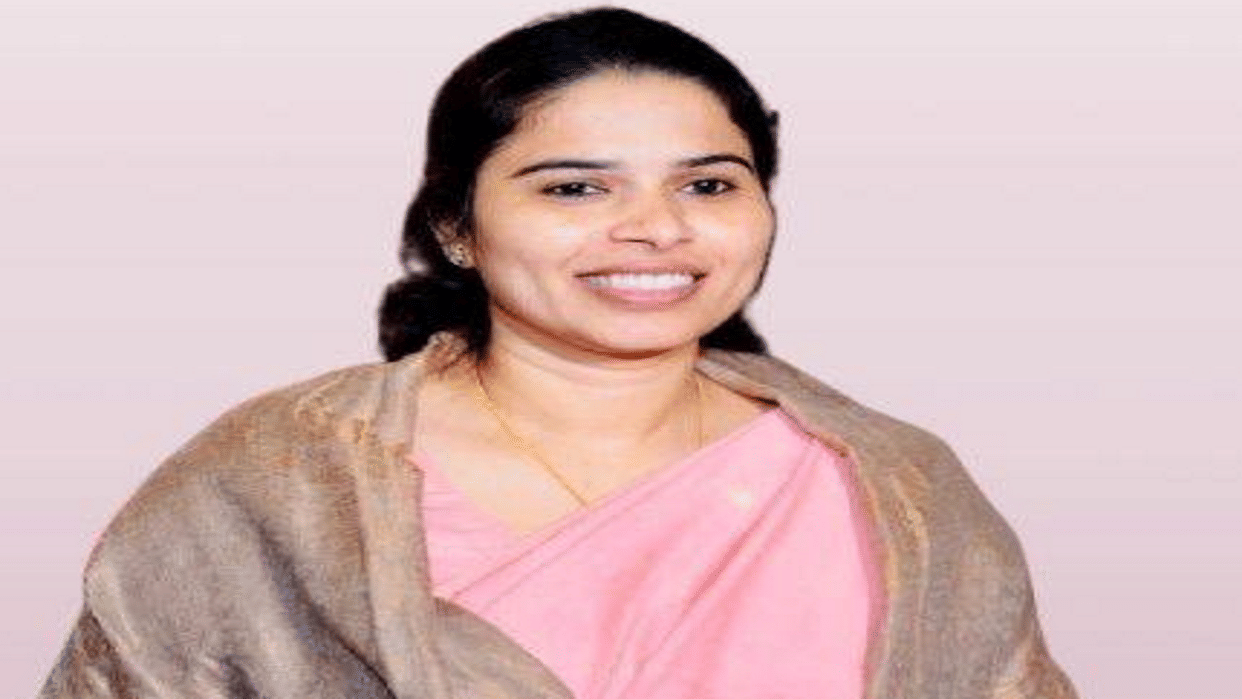 Rebel SP MLA Pooja Pal touched the feet of Deputy CM Keshav, saying – Yogi-Keshav are my guardians.