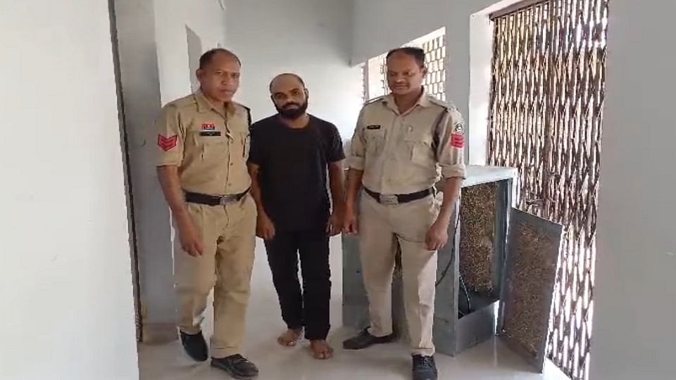 पुलिस की गिरफ्त में आरोपी