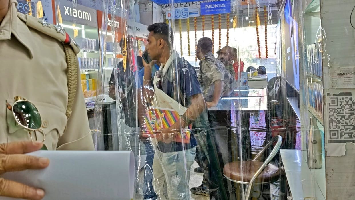 Patna News: STF took action on mobile market and arrested two accused in mobile theft case worth Rs 1.33 crore