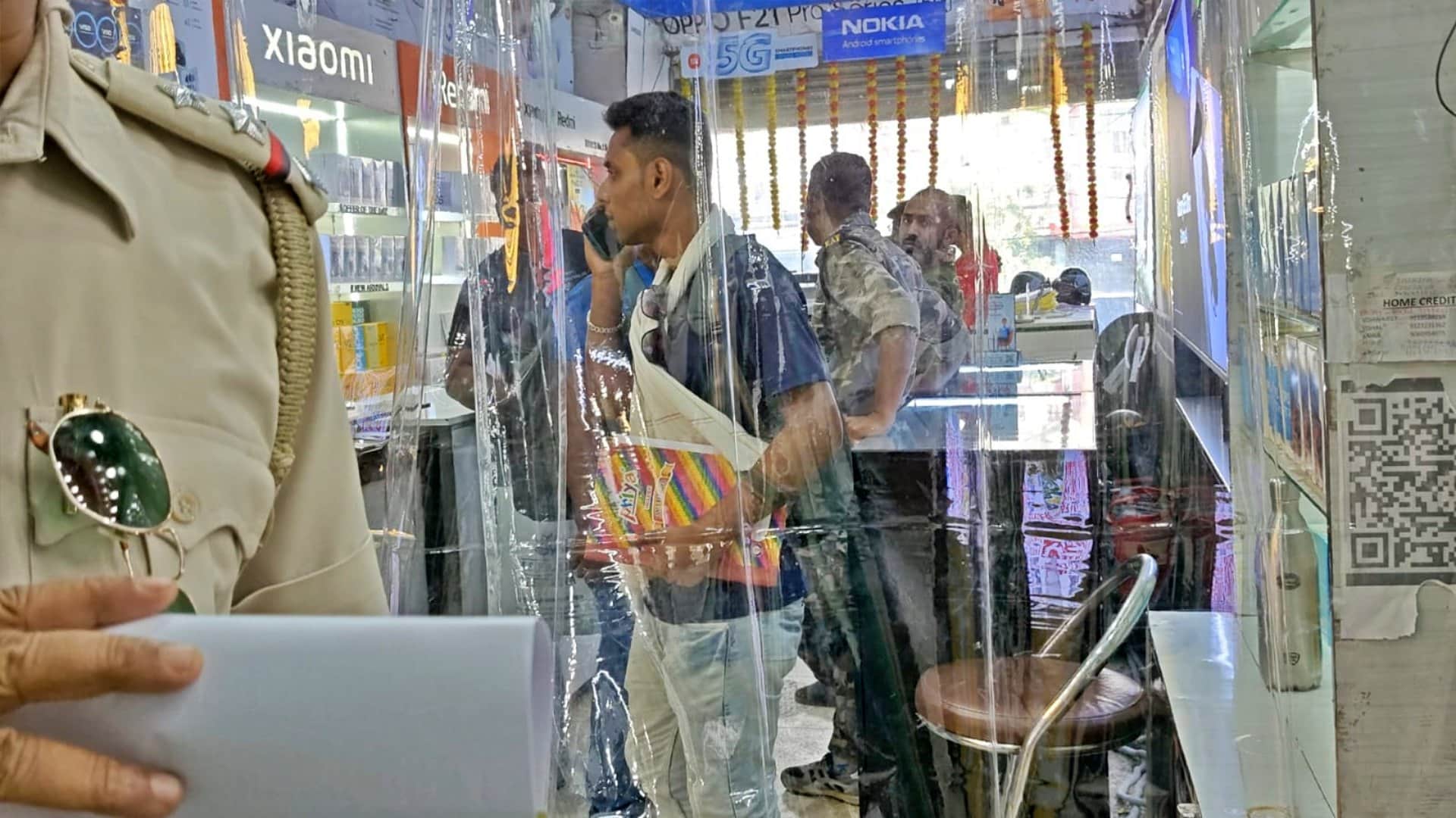 बंगाल एसटीएफ और बिहार पुलिस ने दुकान को किया सील