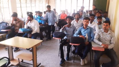 रोजगार मेले में उपस्थित छात्र।