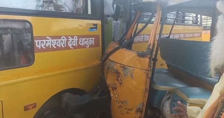 School bus and tempo collide badly three people injured Accident happened on Yamuna Expressway Link Road