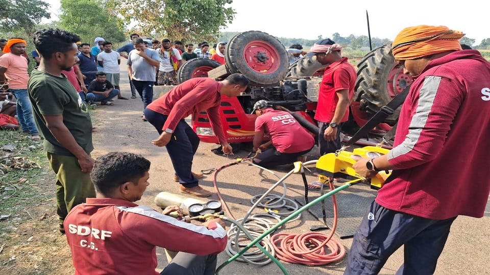 High speed tractor could not be controlled at the turn water tank overturned young man died in Jagdalpur