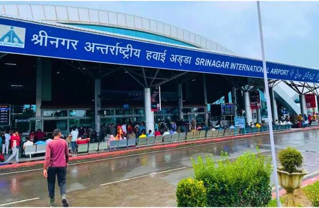Srinagar International Airport: श्रीनगर एयरपोर्ट पर दो अमेरिकी नागरिक हिरासत में, सामान से सैटेलाइट फोन बरामद