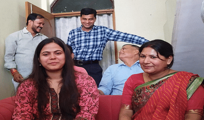 यूपीएससी टॉपर शक्ति दुबे अपने माता-पिता के साथ।