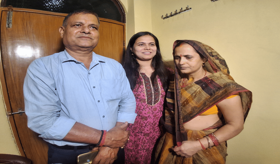 UPSC topper Shakti Dubey reached Prayagraj, welcomed from junction to home, showered with flowers