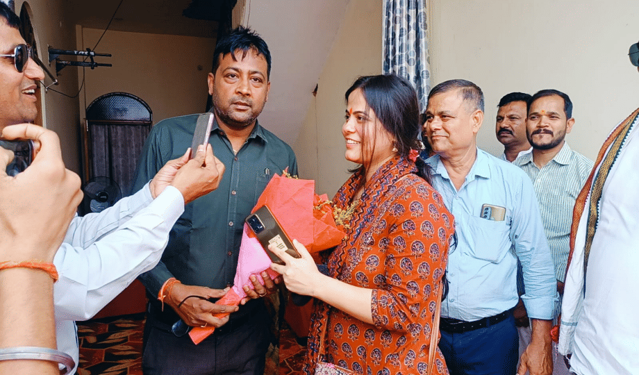 UPSC topper Shakti Dubey reached Prayagraj, welcomed from junction to home, showered with flowers