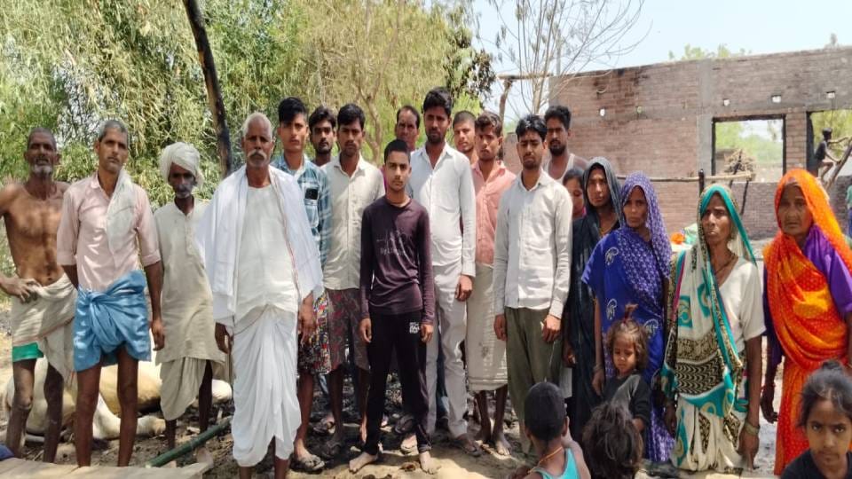 20 house goods burnt in fire in Sitapur two teen girls were fixed married also burnt dowry items and cash