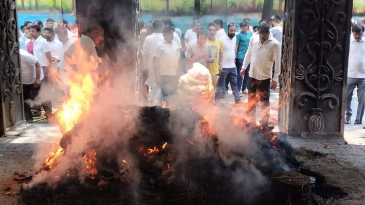 Pahalgam Attack: पंचतत्व में विलीन हुए आतंकी हमले में मारे गये दिनेश मिरानिया, बेटे शौर्य ने दी मुखाग्नि