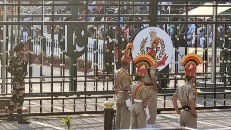 Beating Retreat:अटारी बॉर्डर पर रिट्रीट सेरेमनी, देशभक्ति गीत गूंजे, भारत  माता की जय के नारे लगे - After Operation Sindoor Beating Retreat Ceremony  Start Again On Attari Wagah And ...