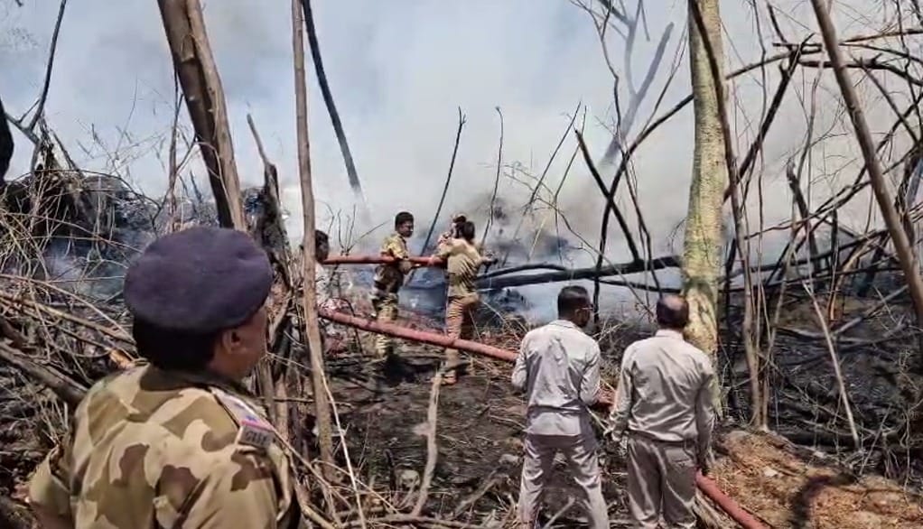 Bhopal: Massive fire in BHEL Bhopal, blast in oil tanks, smoke visible 15 km away, fire brigade reached the sp