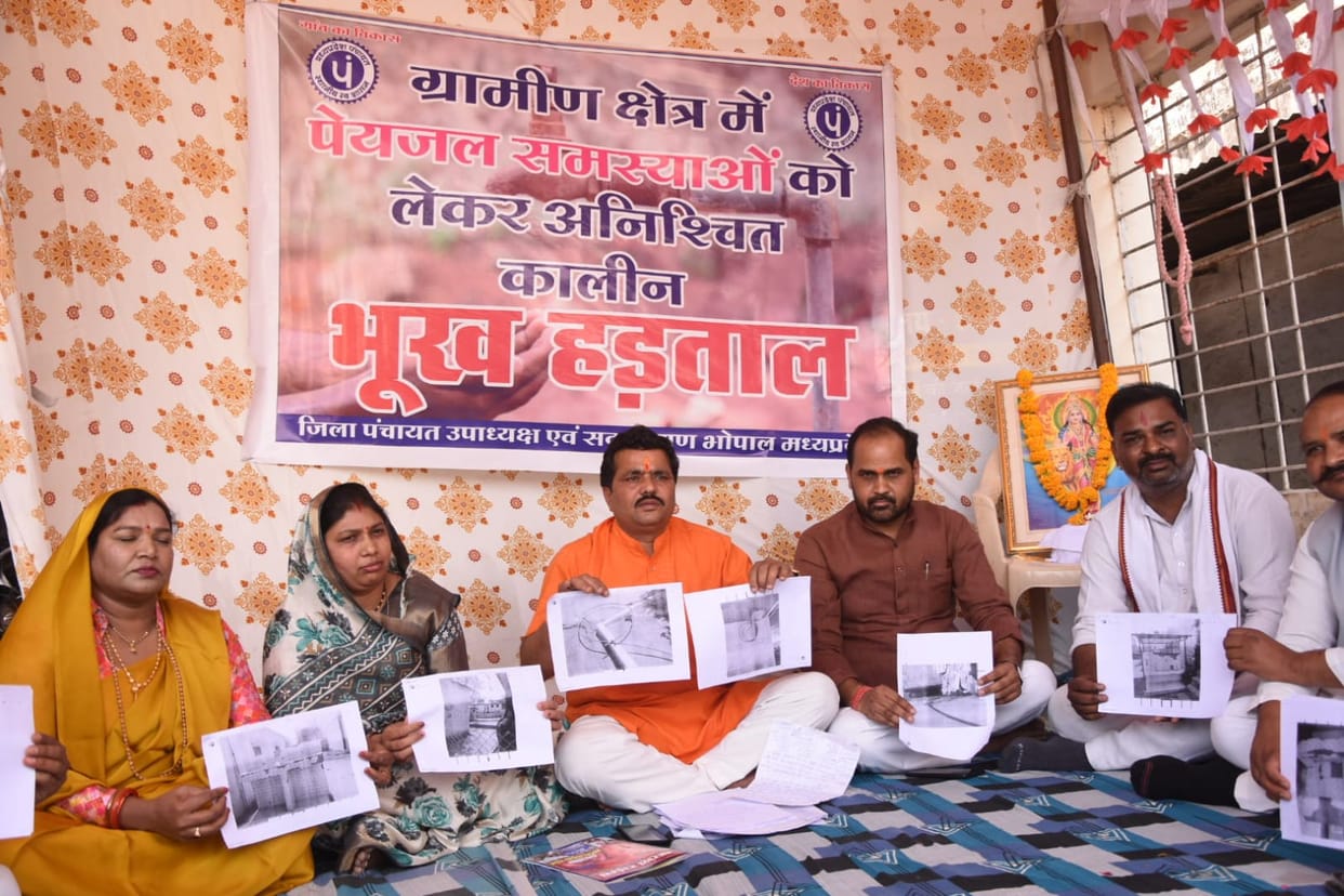 Bhopal: Water shortage in rural areas of Bhopal, Zilla Parishad vice-president and members go on hunger strike