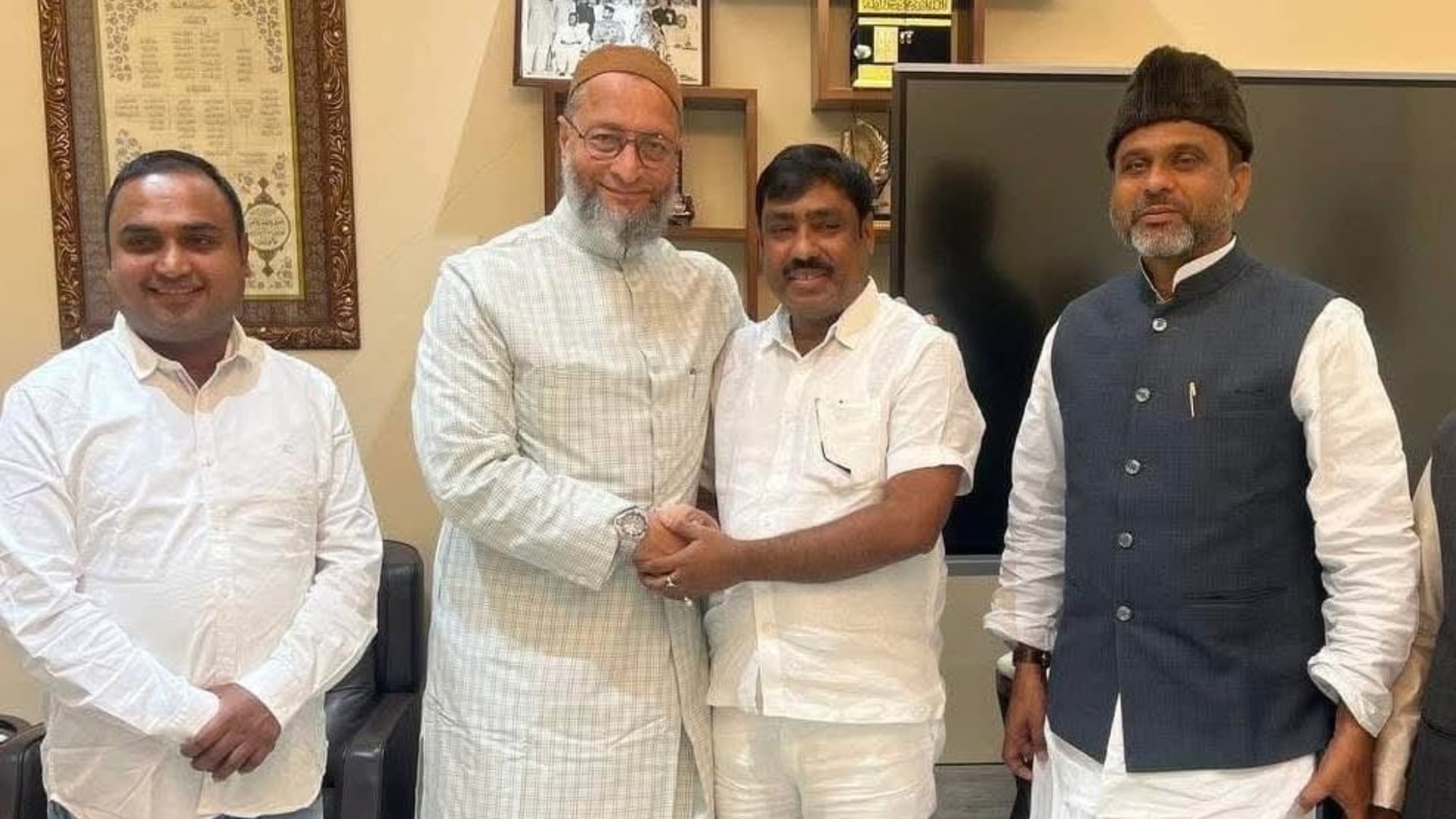 असद्दुदीन ओवैसी के साथ तौसीफ आलम