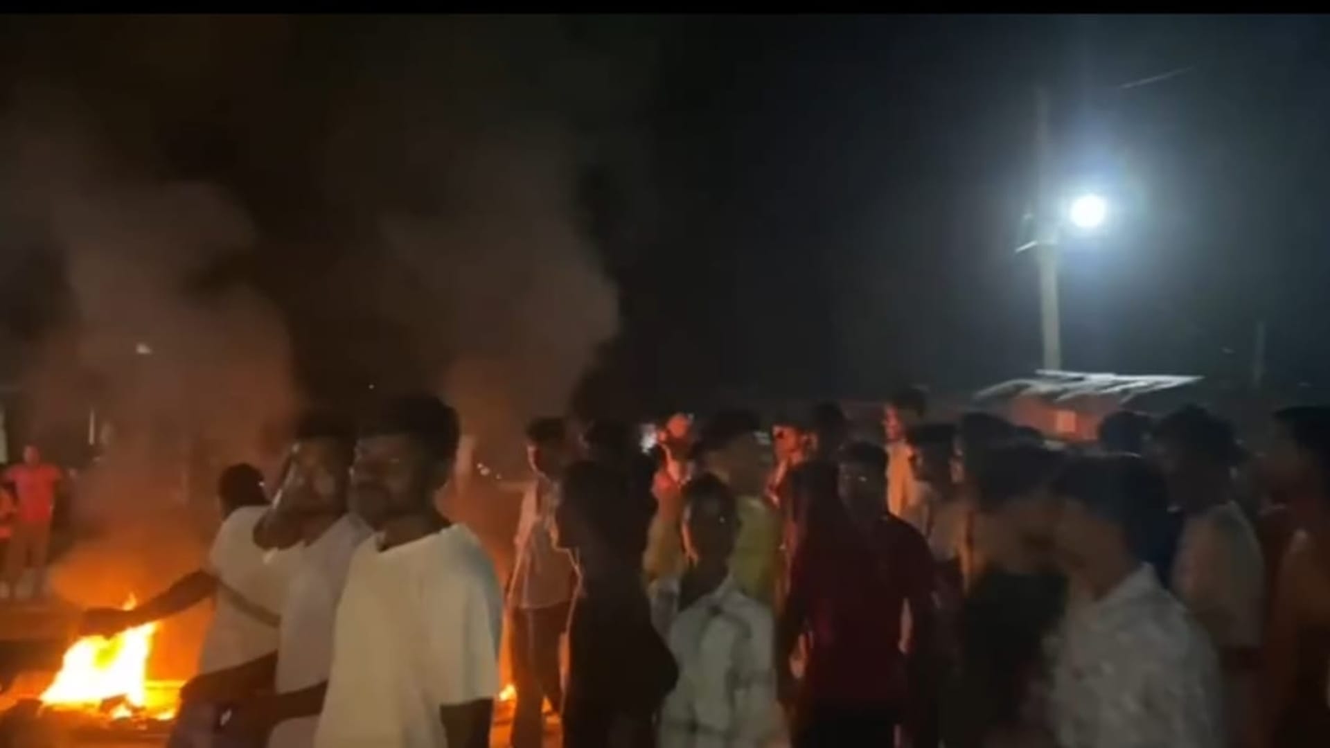 घटनास्थल पर जुटी भीड़