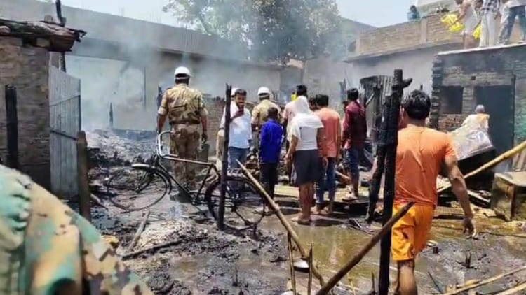 Bihar News: शॉर्ट सर्किट के चलते दो जगहों पर लगी आग, कई घर समेत शादी के लिए रखा गया सामान जला