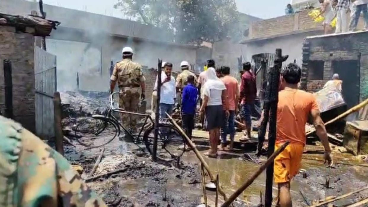 Bihar Due to short circuit in Begusarai fire broke out at two places many houses goods kept for wedding burnt